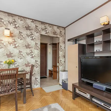 Comfortable With Balcony Located 600 M From The By Renters شقة غدينيا