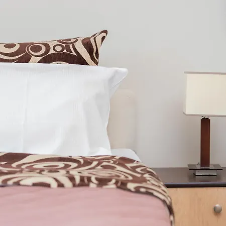 شقة Comfortable With Balcony Located 600 M From The By Renters